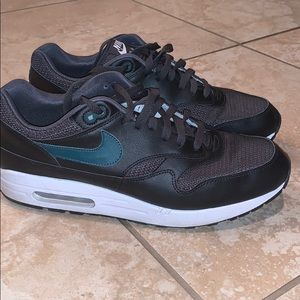Men’s black nike air max sneakers